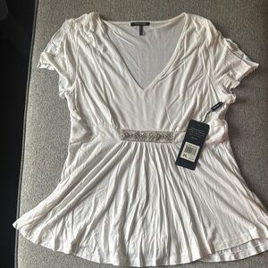 Daisy Fuentes White Summer Escape Top. NWT. Non-Smoking